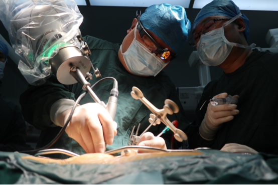 图2 术中磨削操作