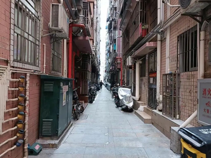 △城中村综合整治后的黄贝岭村“握手楼”的街巷一角