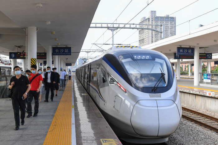 ▲长株潭城际铁路已开启“公交化”运营模式，图为长株潭城铁停靠长沙站。湖南日报全媒体记者 辜鹏博 摄
