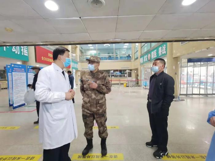 ▲某部官兵陪同从外地赶来的父亲前来就医