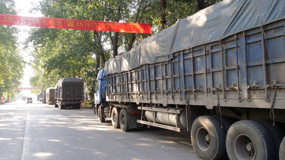 货车的非法改装已成为近年来引发交通事故、造成人身伤亡和财产损失的重要隐患。其中，车货总重达100吨以上的“百吨王”，更是被称为道路交通的“第一杀手”。资料照片