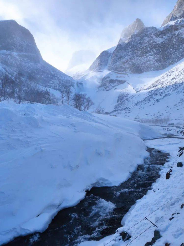 远处的长白瀑布，在山下汇流成溪。/土卫六摄