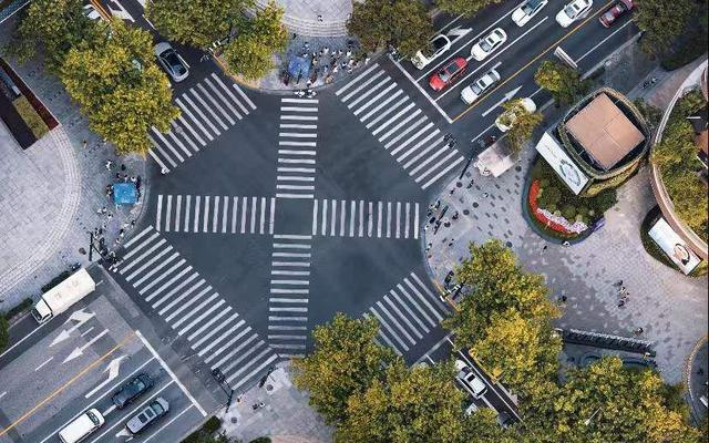 城市十字路口处，纵横交错的斑马线。图/IC photo