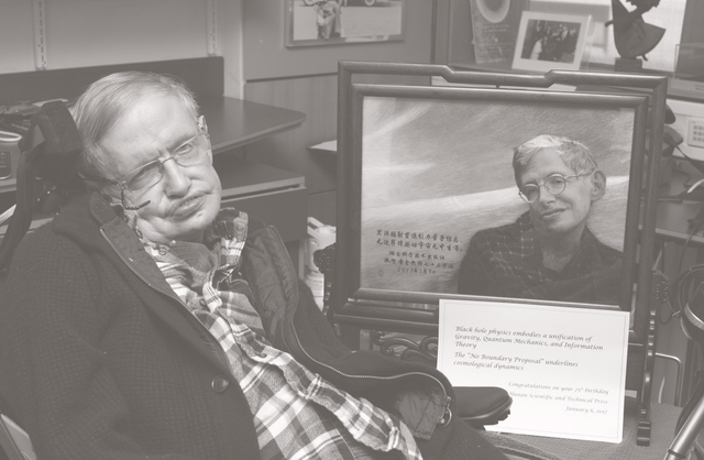 史蒂芬·霍金与湖南科学技术出版社赠予他的双面绣像，2017年。（出版社供图）