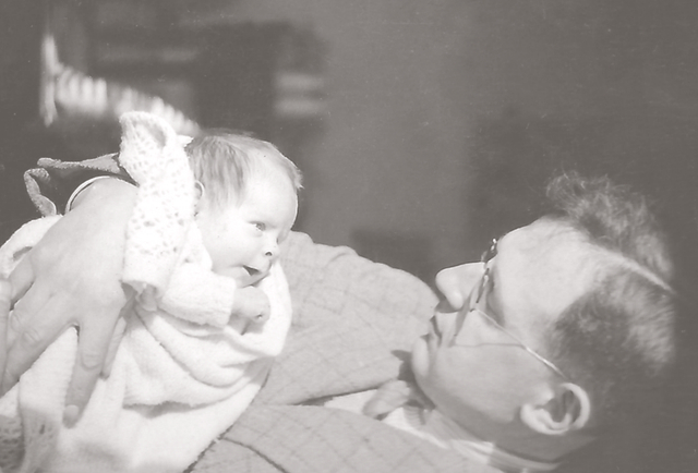 史蒂芬·霍金与他的父亲，1942年。（出版社供图）