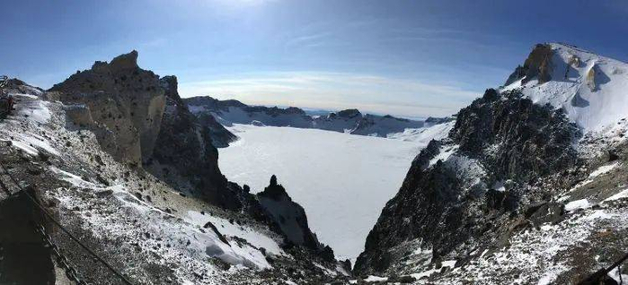 这是完全封冻的天池。/土卫六的朋友摄