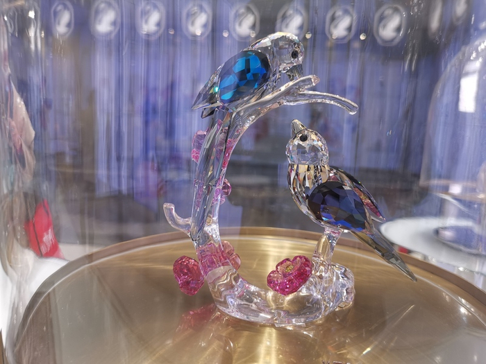 施华洛世奇旗舰店内展陈的仿水晶摆件