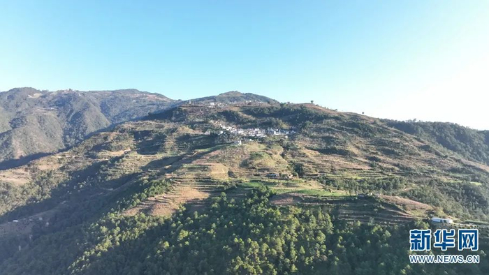 与小湾东站隔江相望的村落（2021年12月18日摄）。新华网 刘云 摄