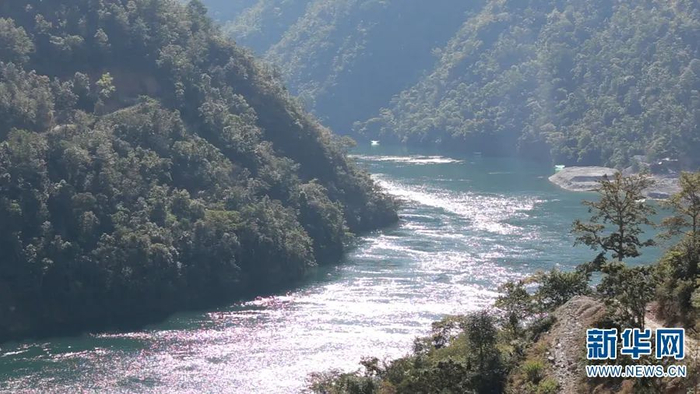 小湾东站下的澜沧江波光粼粼（2021年12月18日摄）。新华网 刘云 摄