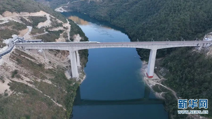 列车通过小湾东站（2021年12月18日摄）。新华网 刘云 摄