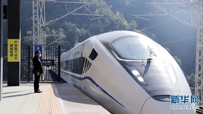 列车进入小湾东站（2021年12月18日摄）。新华网 刘云 摄