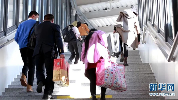 动车开通方便乘客出行（2021年12月18日摄）。新华网 刘云 摄