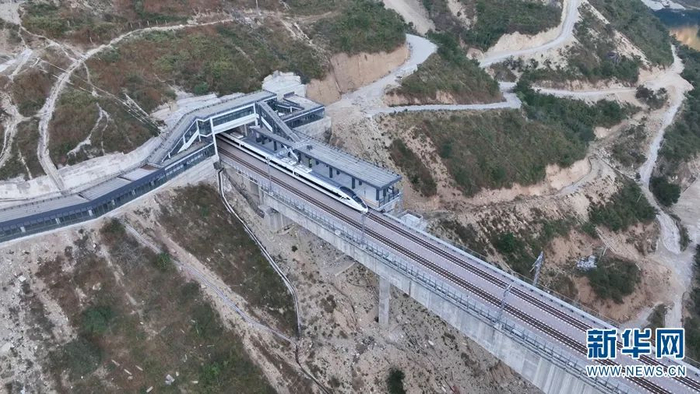 “半隧半桥”的小湾东站（2021年12月18日摄）。新华网 刘云 摄