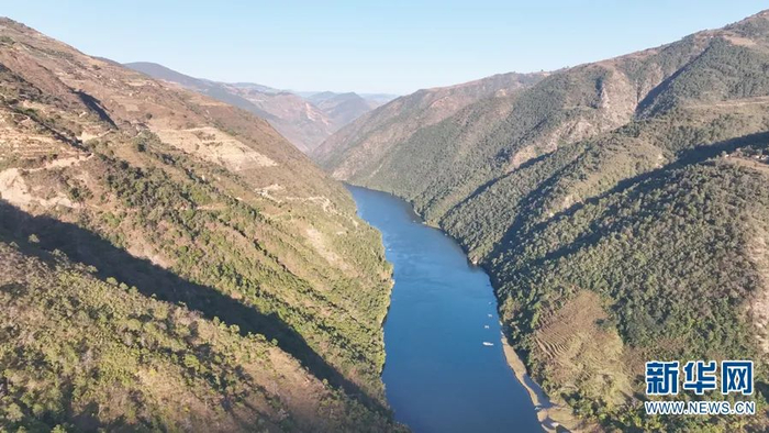 小湾东站位于集高山、峡谷、江河为一体的地形中（2021年12月18日摄）。新华网 刘云 摄