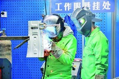 贵州省遵义市播州区中等职业学校学生在进行考试。（摄影/王珩珺）