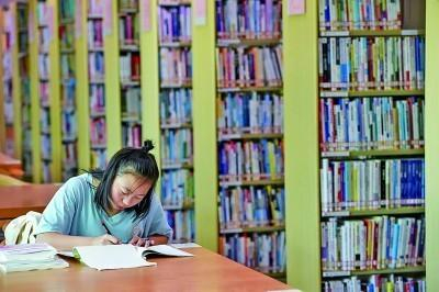 在广东深圳职业技术学院西丽湖校区图书馆，学生唐雪梅在学习（摄影/新华社记者 毛思倩）