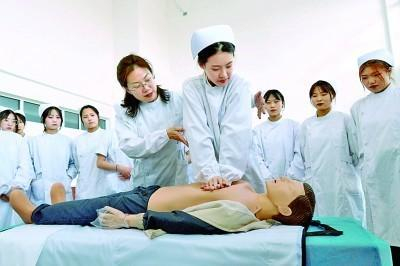 在河北邯郸职教城，老师指导学生进行护理实践操作（摄影/新华社记者 王晓）