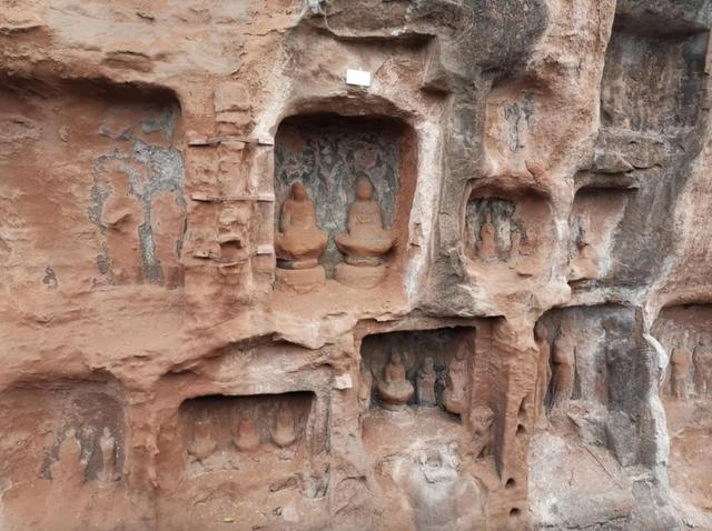 乐山大佛附近的中小型石窟风化严重。新华社记者 童芳 摄