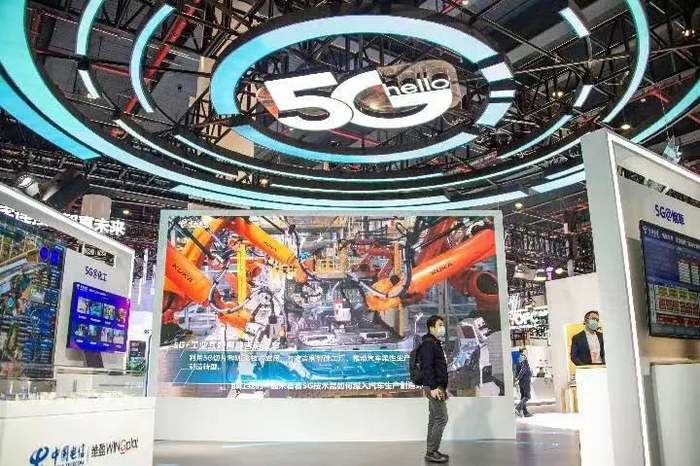 　　2021年11月20日，在位于武汉的中国光谷科技会展中心拍摄的“5G+工业互联网成果展”现场。（新华社）