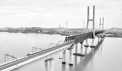 1月8日，G9308次复兴号动车组列车经过杭台高铁椒江特大桥。周围摄/光明图片