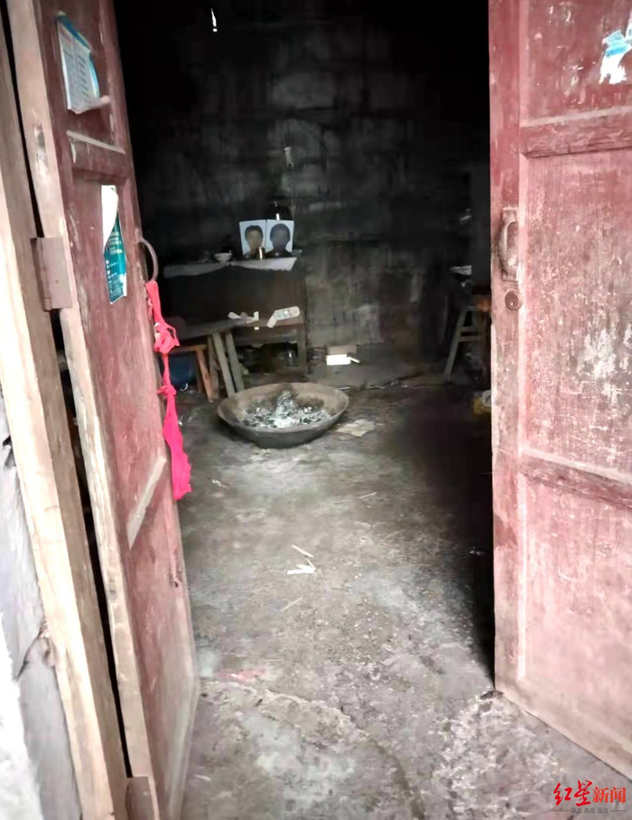 包华明夫妇的屋内摆放着两人的遗像