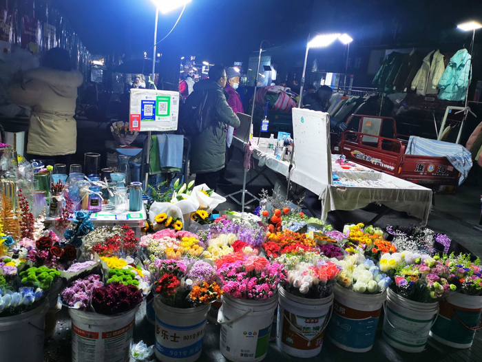 1月9日晚上，国货路步行街夜市。