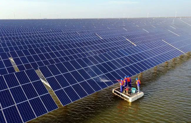 （工作人员正在清洁光伏板）