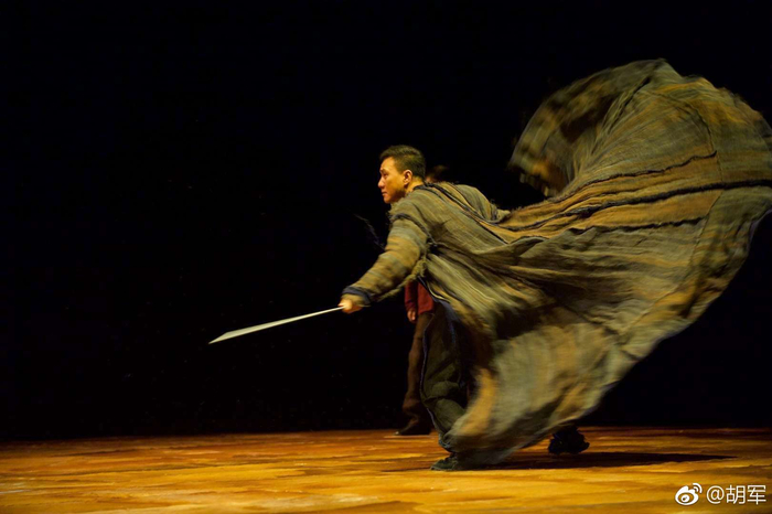这几年，胡军依然没有放弃舞台，放弃话剧。（图片来自胡军微博，话剧《哈姆雷特》剧照）