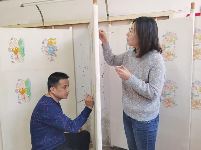 霍庆顺二儿子霍树青和妻子韩平正在画年画。新京报记者 曹晶瑞 摄