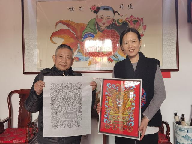 霍庆顺和儿媳妇都继承了杨柳青版画手艺。新京报记者 曹晶瑞 摄