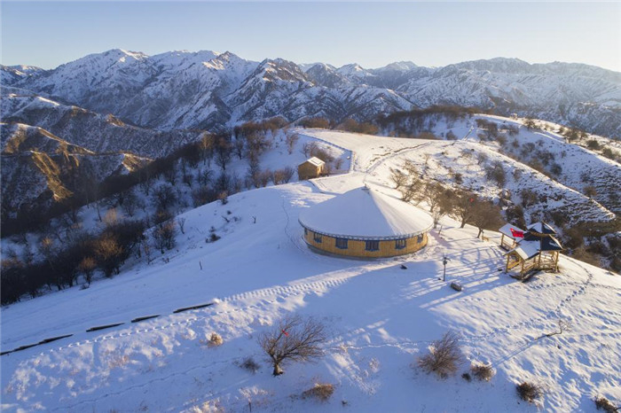 山峦被白雪覆盖，像巨大轻软的羊毛毯子，像晶莹华丽的轻纱，闪烁着银光，覆盖在霍城县大西沟乡福寿山上，“山舞银蛇，原驰蜡象“，谱写着大自然的冰雪乐章！（吴志恒 摄）