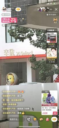 “游击型”主播在辛选基地门前直播卖货 