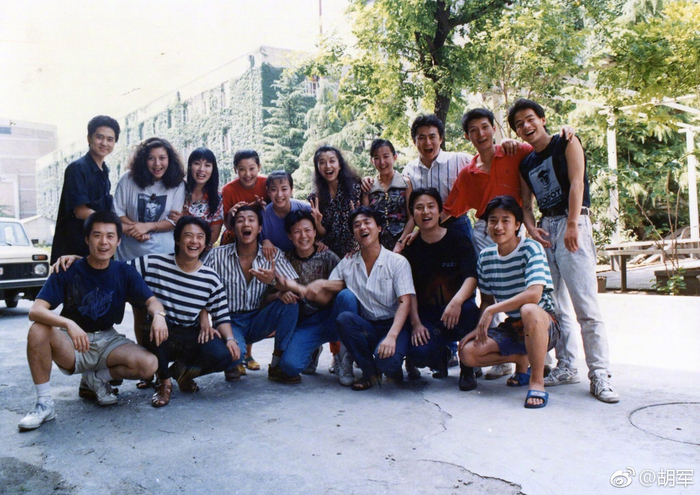 学生时代的胡军（第一排左三）。