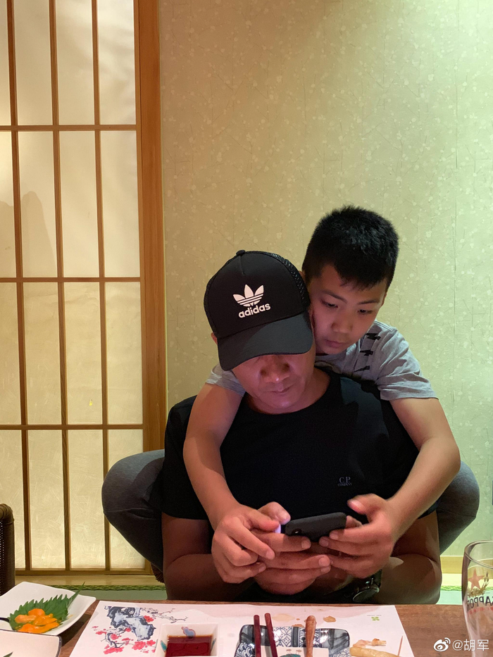 胡军和儿子康康。