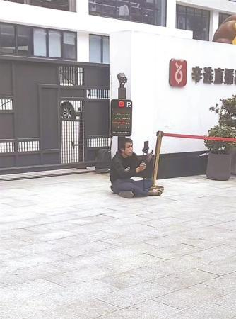 去年11月初，二炮在辛选直播基地门前直播