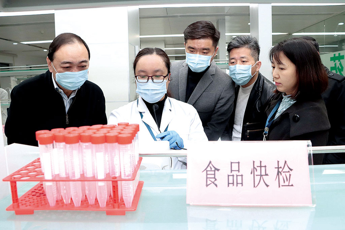 近日，江苏省常州市市场监管局新聘10名特约监察员，走进该局所属食品药品纤维质量监督检验中心实验室，实地了解食品质量快检和药品不良反应监测等业务工作。图为检验人员正在讲解检验过程。王启明 摄 