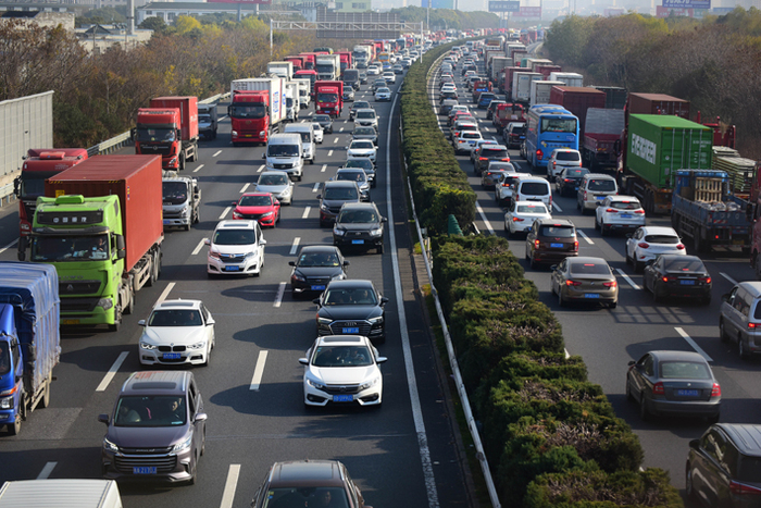 我国机动车和驾驶人总量增量均居世界第一，交强险事关社会群体利益，图为车辆行驶在沪蓉高速江苏无锡段&nbsp;新华社图