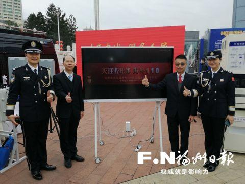 侨领代表为“海外110”报警服务台点赞。记者 曾建兵 摄
