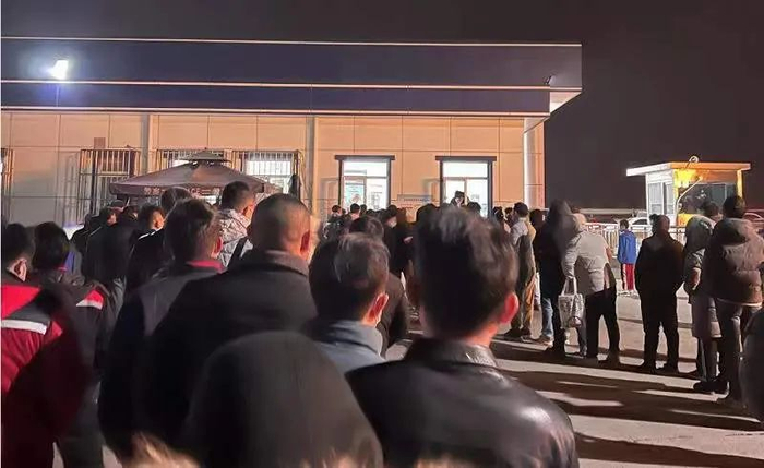 深夜在检查站排队的人们 图/受访者提供