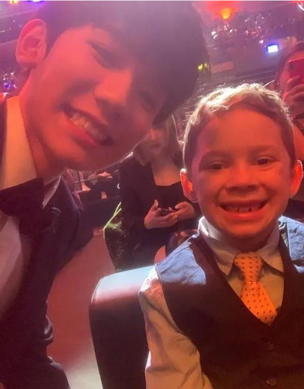 ▲加文与王源合影 微博截图