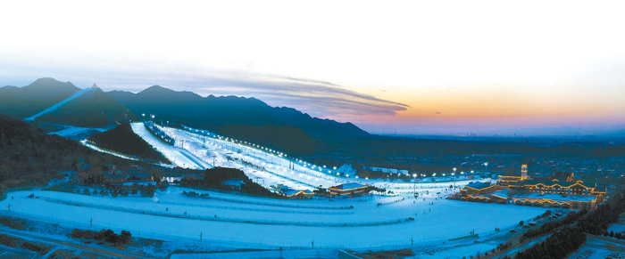 　　密云南山滑雪场夜景。南山滑雪场供图