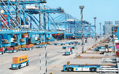 　　随着RCEP生效实施，中国外贸迎来新机遇。图为山东自贸区青岛片区的山东港口青岛港全自动化码头，自动导引车正在往来穿梭。　　张进刚摄（人民视觉）