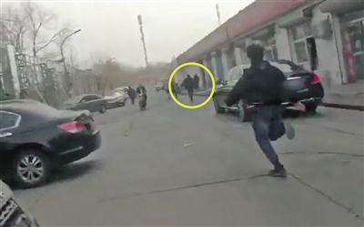 小曹追捕嫌疑人。