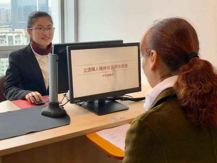 图|接受精神鉴定的老人