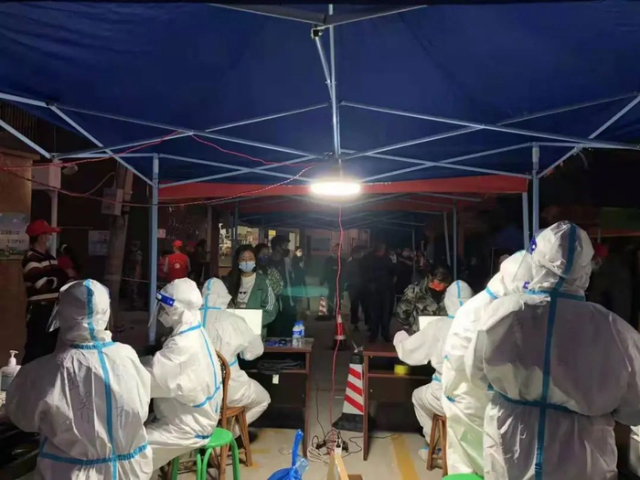 深夜的核酸检测采样点