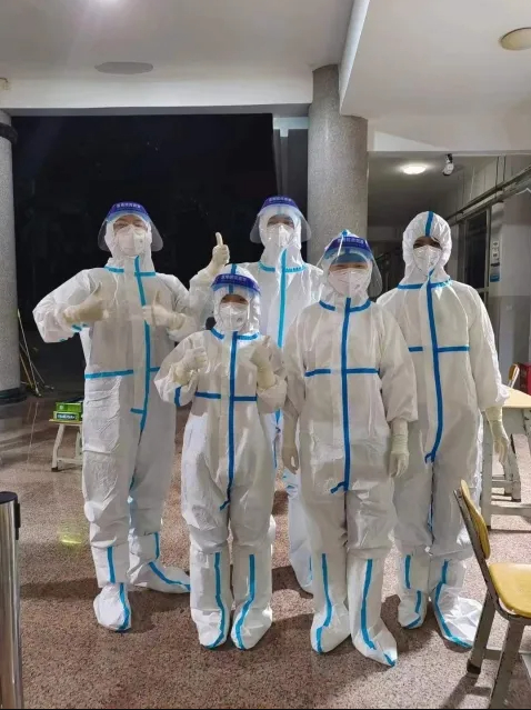 完成采样工作的医务人员