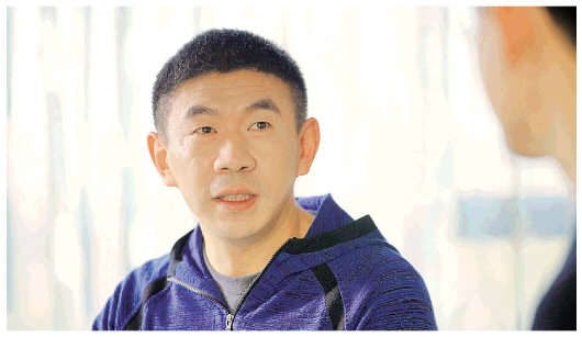 本报记者专访短道速滑前世界冠军李佳军。本报记者张博令摄