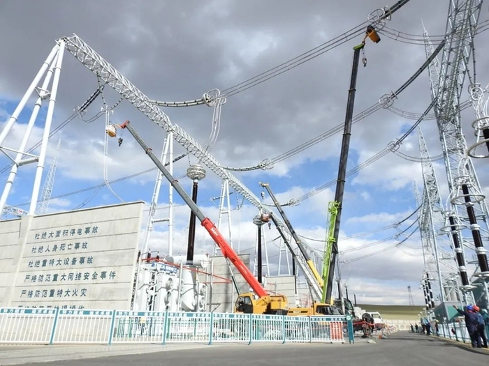 国网蒙东电力1000千伏特高压胜利站年度检修。（王天阳 摄）