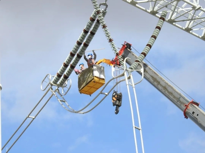 国网蒙东电力1000千伏特高压胜利站年度检修。（孙海强 摄）