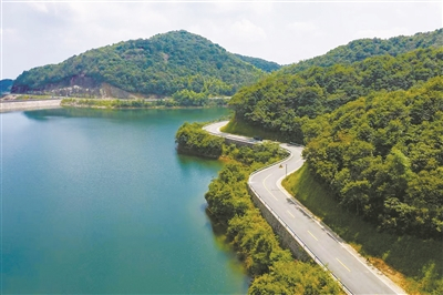     海曙大庄至观顶公路（资料照片）。通讯员供图